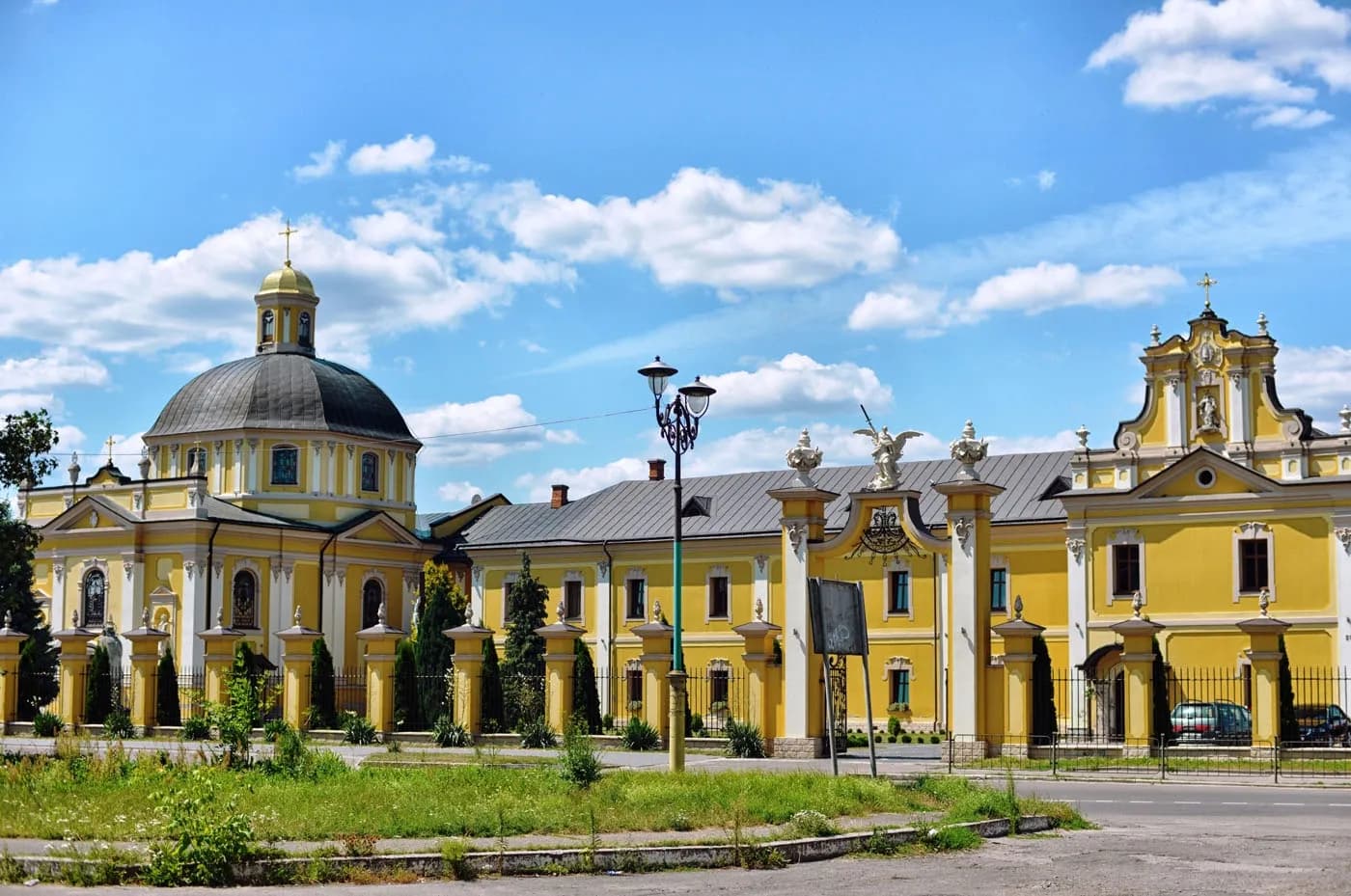Фото Церква святого Юрія та монастир оо. Василіан